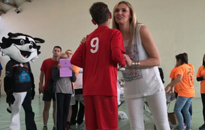 M13-Ollioules : Victoria Ravva remet la coupe du vainqueur aux Martégaux